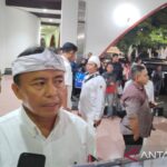 Sekretaris Daerah (Sekda) Jawa Barat Herman Suryatman saat memberikan keterangan ke awak media di Bandung, Kamis (13/11/2025) (Foto: Antara/Ricky Prayoga)