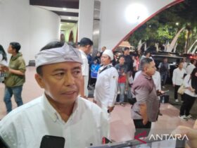 Sekretaris Daerah (Sekda) Jawa Barat Herman Suryatman saat memberikan keterangan ke awak media di Bandung, Kamis (13/11/2025) (Foto: Antara/Ricky Prayoga)