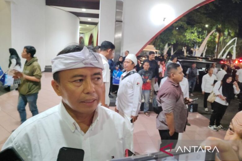 Sekretaris Daerah (Sekda) Jawa Barat Herman Suryatman saat memberikan keterangan ke awak media di Bandung, Kamis (13/11/2025) (Foto: Antara/Ricky Prayoga)